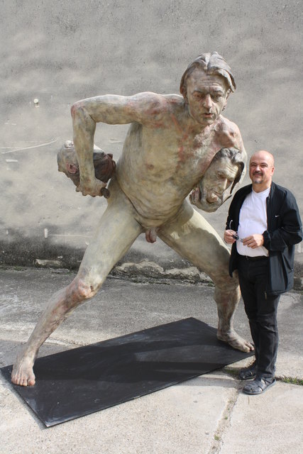Der Künstler Virgilius Moldovan mit einer seiner Skulpturen.