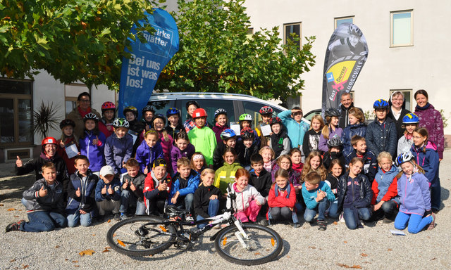 Die 3. und 4. Klasse der Privatvolksschule Amstetten mit der Direktorin SR Irene Huber, Marietta Stadlbauer und Corina Sandhofer sowie Herrn Ing. Gerhard Paur von den Easy Drivers Amstetten.