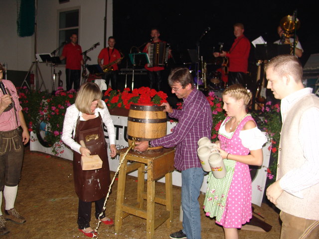 Bieranstich mit Frau Bürgermeister Gerti Riegelhofer, Obmann Josef Zeiler, Denise Wolf und Florian Kysela