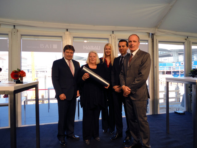 Übergabe der Urkunde: Hermine Mospointner, Christian Kern, Maximilian Höller und Thomas Jakoubek (v. l.).