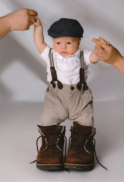 Matthias in Papa`s Schuhe