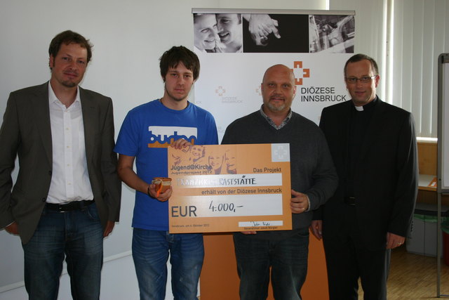 Franziskus-Raststätte: Projektbetreuer Christian Moser, Philipp und Christian Gebhard mit Generalvikar Jakob Bürgler. | Foto: Diözese Innsbruck