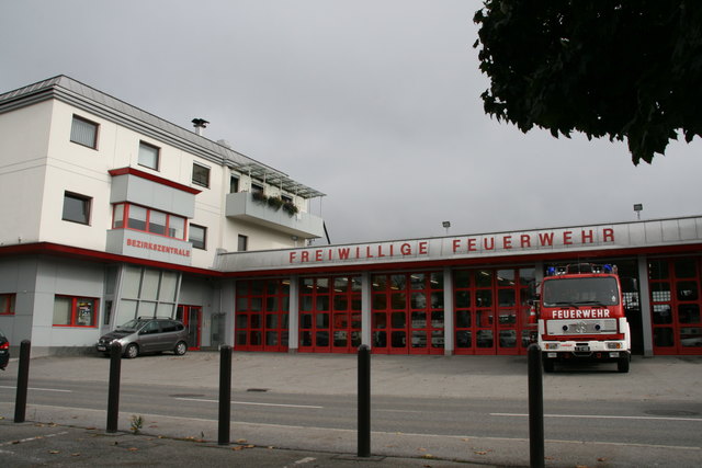 Die Feuerwehr Reutte: Vor dem Einsatzzentrum fehlen Parkplätze. Es wurde aber eine Lösung gefunden.