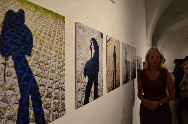Die Künstlerin Lydia Buchegger vor der Fotodokumentation ihres "Reiseschattens".