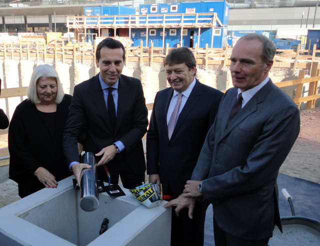 Grundsteinlegung: Hermine Mospointner, Christian Kern, Maximilian Höller und Thomas Jakoubek (v. l.).