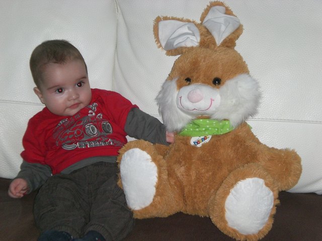 Dominik mit dem Osterhasen