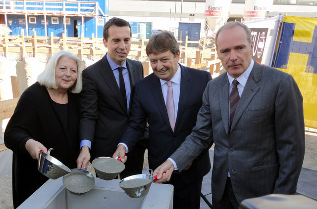 Grundsteinlegung: Hermine Mospointner, Christian Kern, Maximilian Höller und Thomas Jakoubek (v. l.).