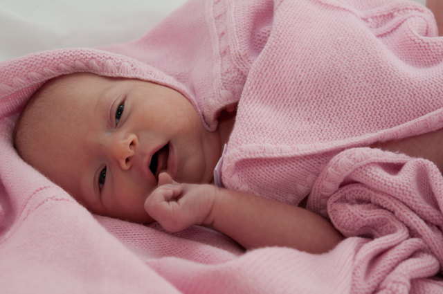 Lena kuschelt sich sehr gerne in ihre rosa Decke!