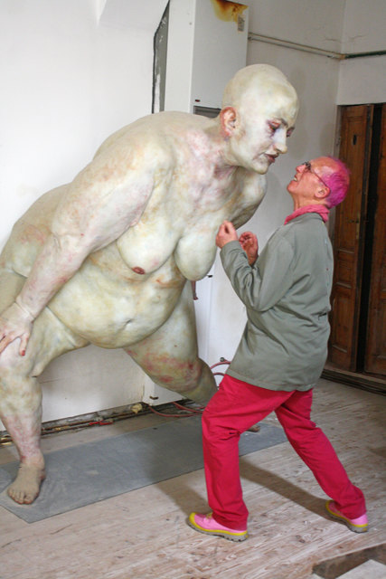 Galerist Nick Treadwell mit einer Skulptur von Virgilius Moldovan.