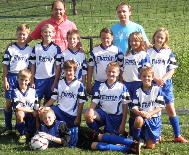 Die U12 des SV Draschitz hatte sich im Spiel gegen die Altersgenossen aus Ledenitzen so richtig ausgetobt und mit 18:0 gewonnen. Ganz vorne: Moser Marcel
Vorne links: Hrovath David, Godec Daniel, Jannach Christoph, Kurz Alexander
Hinten v. links: Mosser Lukas, Mörtl Andreas, Andrej Druml, Proprenter Tatjana, Proprenter Carmen, Millonig Julia
Trainer: DI Hrovath Josef