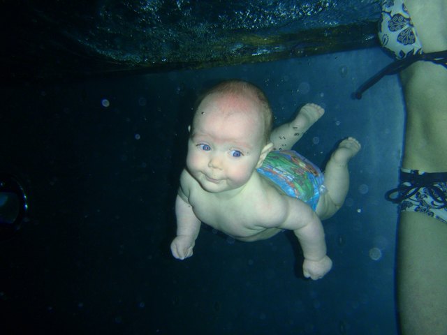 beim Babyschwimmen mit nur 6 Monaten