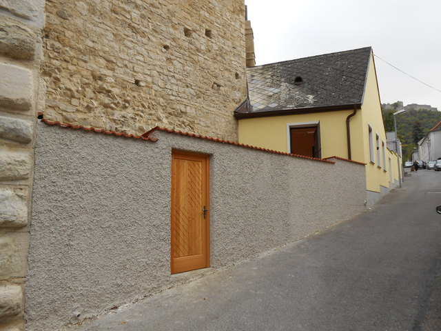 Das Grundstück und nunmehrige "Hauptquartier" der Sparkasse Hainburg Privatstiftung grenzt unmittelbar an das Ungartor.