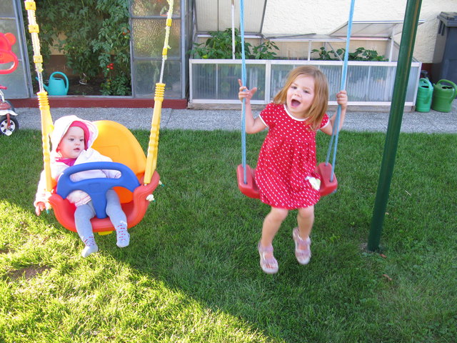 Silvia und Anna bei der Oma im Garten.