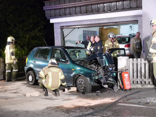 Gegen Betonpfeiler geprallt: Der Unfalllenker war erheblich alkolisiert. | Foto: ZOOM-Tirol