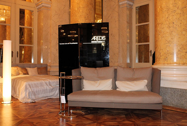 AREDIS: Bett Manhattan von Wittmann, Sofa Feel good von Flexform, Sofatisch Eilleen Gray | Foto: Sina