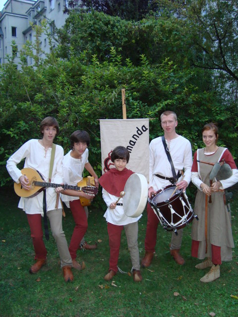 Alexander, Daniel, Jeremy, Matthias und Angela haben gerade die Mittelalter-CD „Es wird sich schon alles ergeben“ herausgebracht und feiern ihr 5-jähriges Bestehen.