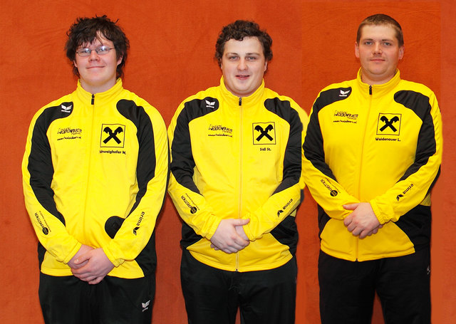 Folgende Personen sind auf dem Bild zu sehen:
Von links beginnend: Martin Schweighofer, Kapitän Stefan Sidl und Ludwig Weidenauer