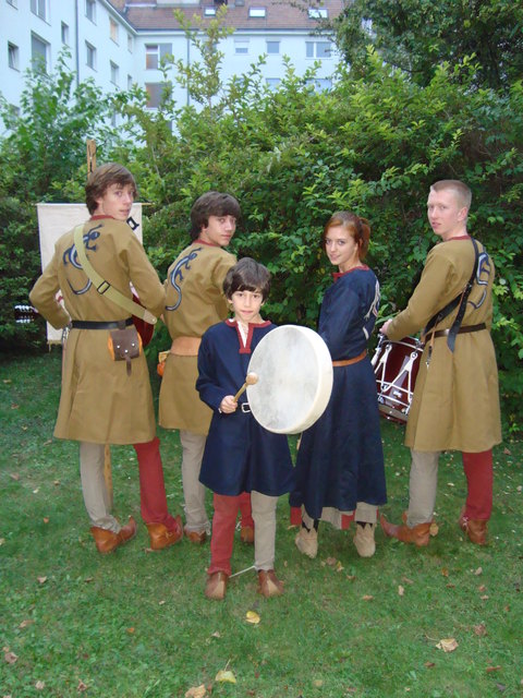 Alexander, Daniel, Jeremy, Angela und Matthias bei der Präsentation ihrer Mittelalter-CD „Es wird sich schon alles ergeben“.