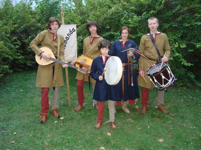 Alexander, Daniel, Jeremy, Angela und Matthias haben gerade die Mittelalter-CD „Es wird sich schon alles ergeben“ herausgebracht und feiern ihr 5-jähriges Bestehen.