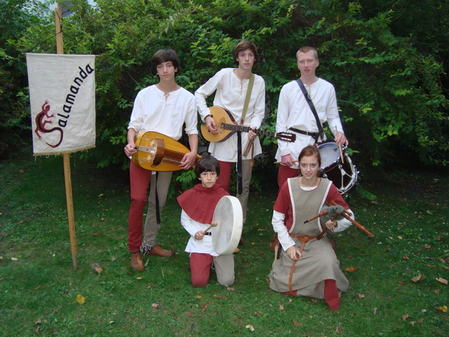 Daniel, Jeremy, Alexander, Matthias und Angela bei der Präsentation ihrer Mittelalter-CD „Es wird sich schon alles ergeben“.