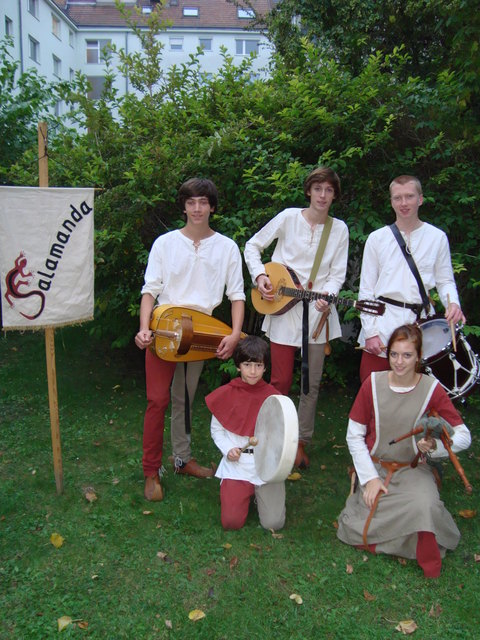 Daniel, Jeremy, Alexander, Matthias und Angela bei der Präsentation ihrer Mittelalter-CD „Es wird sich schon alles ergeben“.