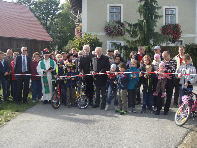 Feierlich wurde der Geh- und Radweg von Gurten nach Freiling eröffnet.