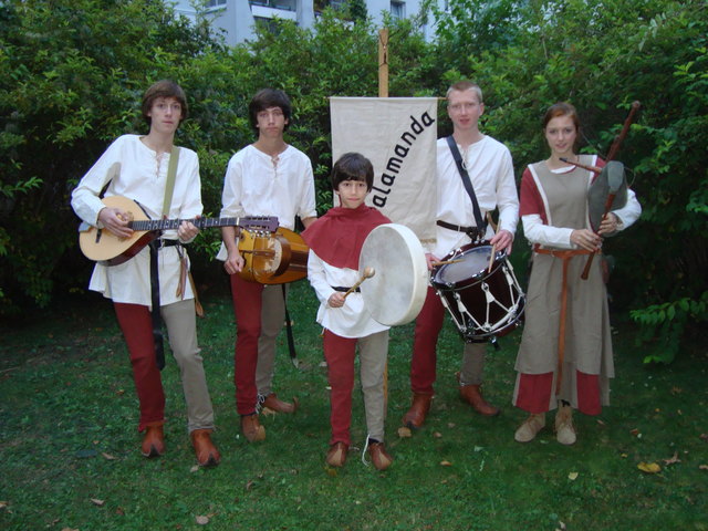 Alexander, Daniel, Jeremy, Matthias und Angela haben gerade die Mittelalter-CD „Es wird sich schon alles ergeben“ herausgebracht und feiern ihr 5-jähriges Bestehen.