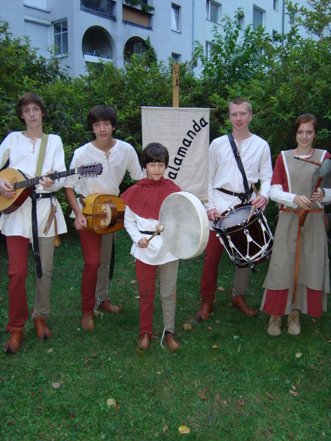 Alexander, Daniel, Jeremy, Matthias und Angela haben gerade die Mittelalter-CD „Es wird sich schon alles ergeben“ herausgebracht und feiern ihr 5-jähriges Bestehen.