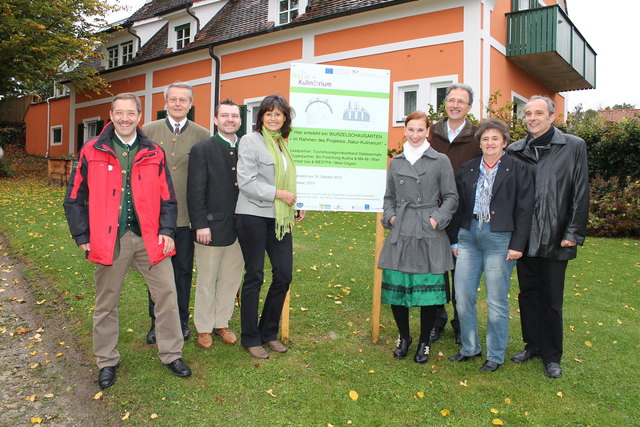 Projektpartner und Vertreter der Marktgemeinde Pöllau am Standort der künftigen Wurzelschaustation im Schlosspark.