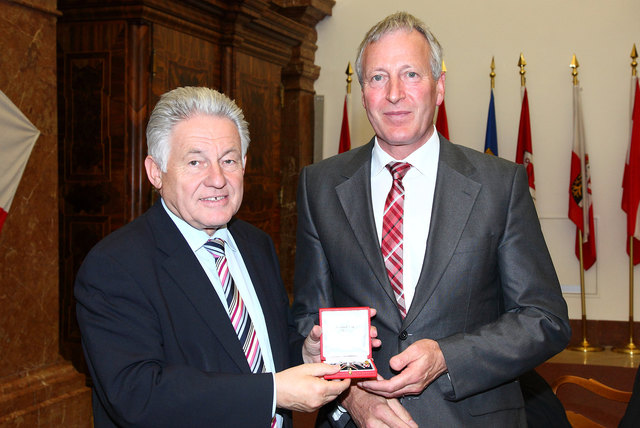 Landeshauptmann Josef Pühringer überreichte Herbert Wimmer die Auszeichnung. | Foto: Land OÖ/Kraml