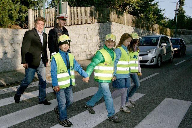 Landesrat Entholzer testet mit Volksschülern und Polizei die Autofahrer. | Foto: Land OÖ