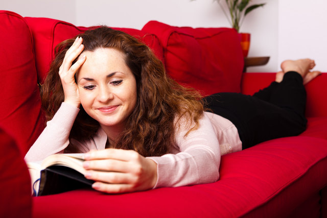 Lesen auf der Couch: In der kalten Jahreszeit besonders gemütlich.