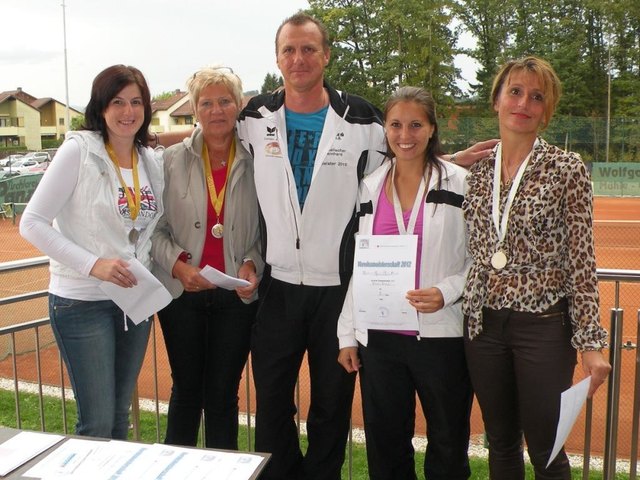 Damen-Doppel-Vereinsmeister Andrea Saurer und Rosa Pichler, Turnierleiter Reinhard Kamelischer, die Zweitplatzierten Rebecca und Heidi Haas (vlnr) | Foto: Loibner