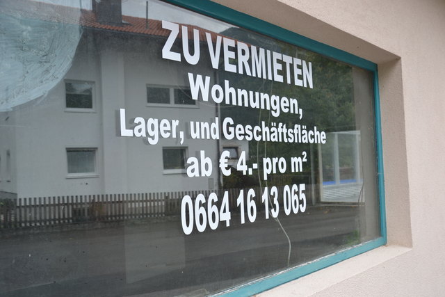 Geschäftsfläche zu vermieten. Die Urgner folgten dem "Aufruf zum Ungehorsam" von Pfarrer Riederer und laufen nun Sturm gegen die Bordell-Pläne.