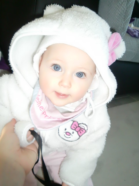 Blaue Augen und Puppengesicht, das ist Milena Sophia