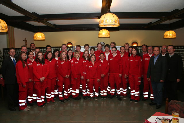 26 Personen haben die „Sommerakademie 2012“ – die Rettungssanitäterausbildung für neue Rotkreuz-Mitarbeiter abgeschlossen. | Foto: RK