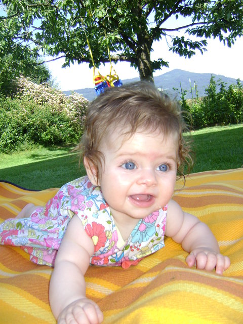 Unser kleine Lena im Garten