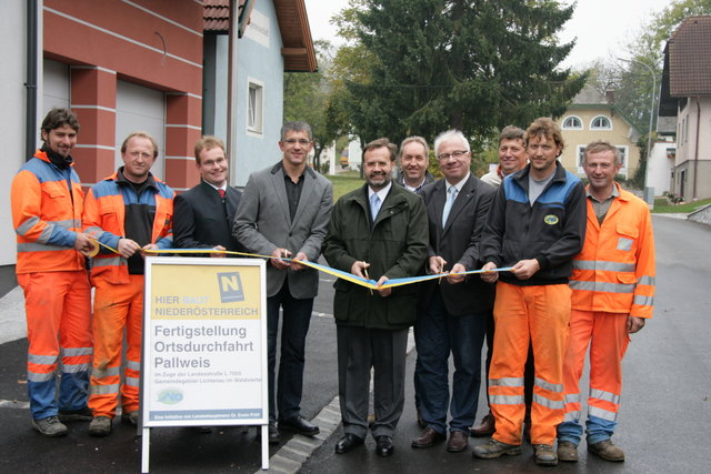 Im Bild von links:
Heindl Roland (Straßenmeisterei Gföhl), Kuhrn Oswald (Straßenmeisterei Gföhl), Ortsvorsteher Denk Johannes, Bgm. Pichler Andreas, Präsident des NÖ Landtages Ing. Penz Hans, Ing. Humer Manfred (Straßenbauabteilung Krems), Dipl.-Ing. Schraml Heinz (Leiter der Straßenbauabteilung Krems), OI. Haindl Peter (Leiter der Straßenmeisterei Gföhl), Kainrath Christian (Straßenmeisterei Gföhl), Völker Manfred (Straßenmeisterei Gföhl).