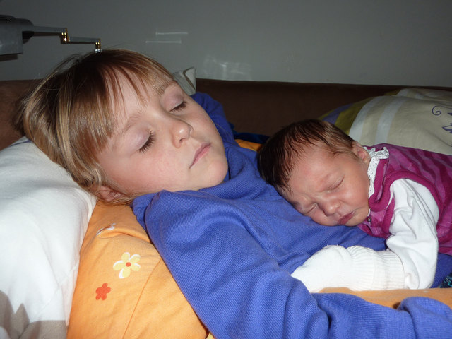 ...bei der großen Schwester ist es sooooo kuschelig...