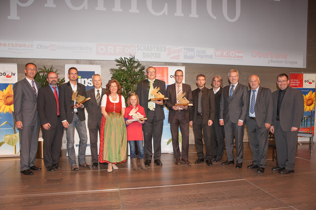 Die Preisträger mit ihren Skulpturen: BH Kirchdorf, Christina Mader, Roman Haunschmid und die Fa. Kellner & Kunz AG“ (von links). Weiters am Bild: Landesobmann Dr. Gerhard Mayr (links), Geschäftsführer Gerald Schimböck (2.v.l.), Dr. Erwin Buchinger (4.v.rechts) und Michael Leitner (stellv. Geschäftsführer OÖZIV – ganz rechts). | Foto: www.ms-foto.at