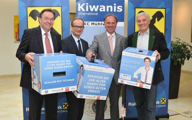Gottfried Masilko, Michael Nefischer, Helmut Gammer und Josef Mascherbauer (Kiwanis Mühlviertel) mit den Handy-Sammelboxen, die in allen Raiffeisenbanken im Bezirk Perg aufgestellt werden. | Foto: Privat