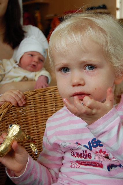Viktoria Steinkellner genießt den Schoko-Osterhasen im Oktober. | Foto: Privat