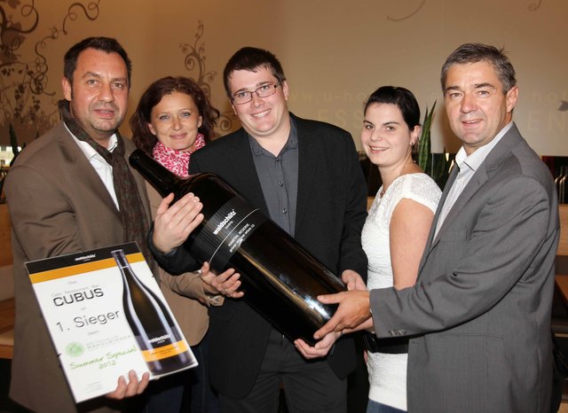 Biegerehrung und Übergabe der 15-Liter-Flaschen Wein: Hannes Wakolbinger (Weinhaus Wakolbinger), Restaurant U-Hof-Chef Christoph Cerny, Restaurant Cubus-Chef Martin Pühringer, Doris Atzmüller (Hoftaverne Atzmüller in Waxenberg), Restaurant Mondigo-Chef Gerhard Destalles, Winzer Reinhard Waldschütz | Foto: Waki
