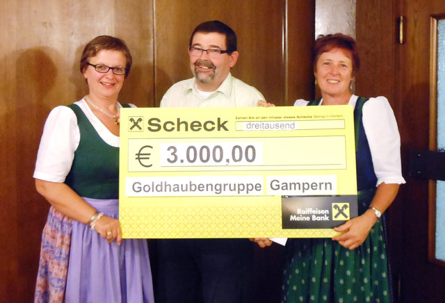 Spendenübergabe an Pfarrer Reinhold Stangl durch  Goldhaubenobfrau Maria Asanger (r.) und Kassierin Monika Gehmaier. | Foto: Goldhauben