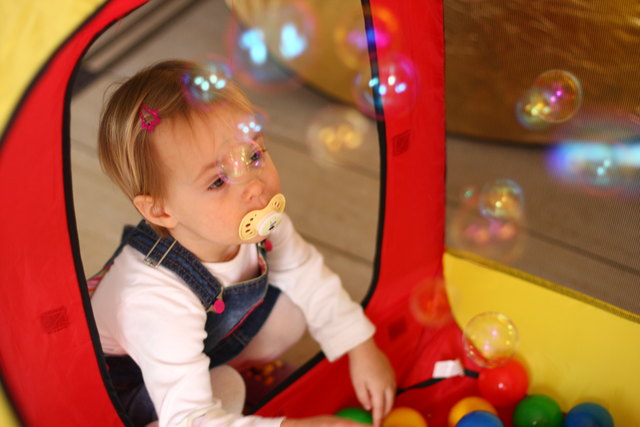 Collien im Ballhaus auf Seifenblasenjagt