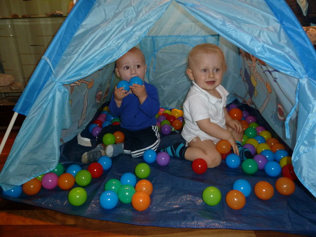 Jonas & Elias im Ballzelt