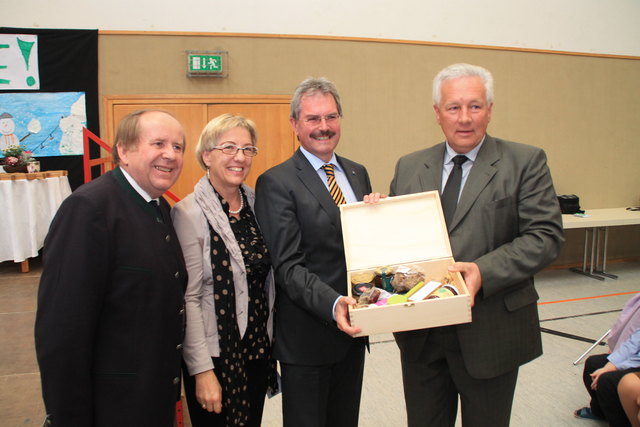 Bgm. Johann Benedikt, VS Direktorin Helga Nimmervoll, LR Karl Wilfing und Vzbgm Hubert Fiegl, übergabe eines Geschenks