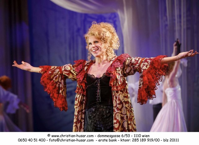 Julia Koci als Dubarry in der Inszenierung von Robert Herzl ab 20. Oktober 2012 am Badener Stadttheater. | Foto: Christian Husar