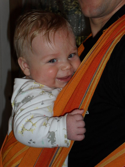 Im Tragetuch, ganz nah bei Papa, fühle ich mich besonders wohl