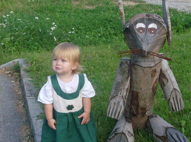 Miene kleine Tochter und ihre Freundin die Maus